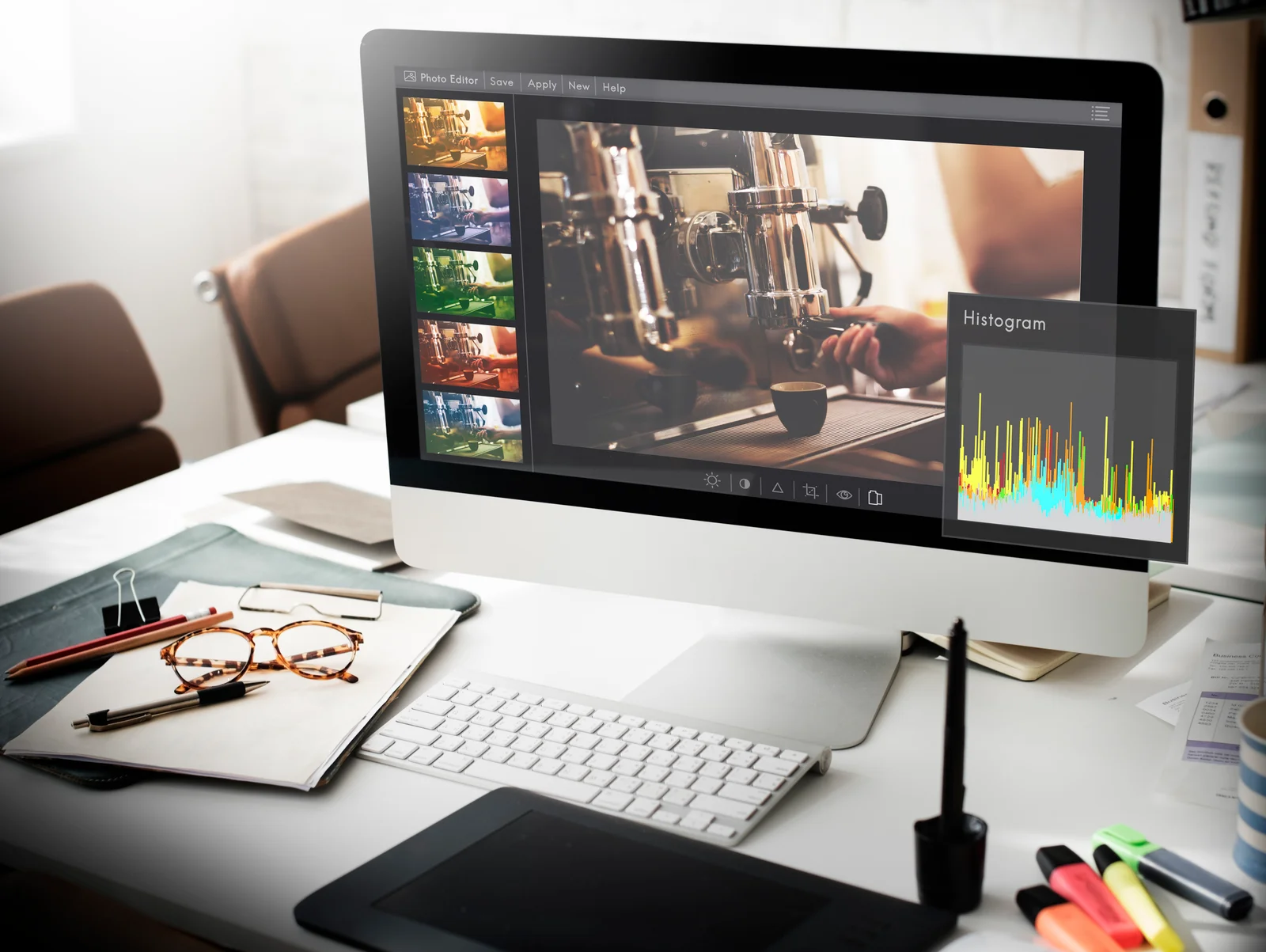 um tablet ligado em cima de uma mesa com um editor de vídeos aberto