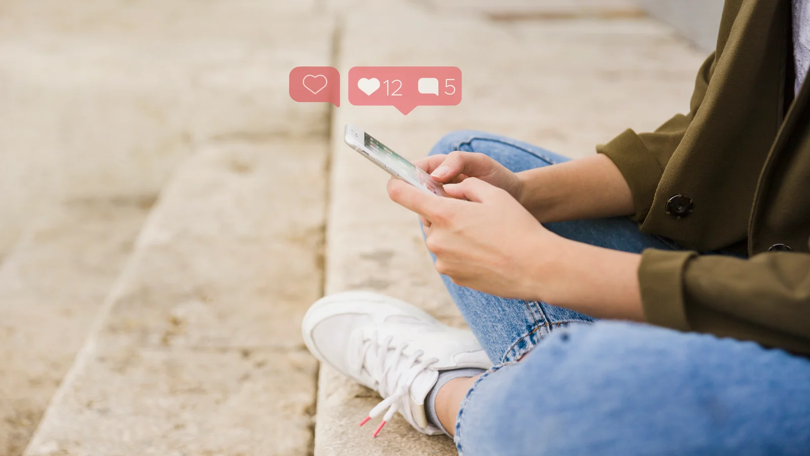 um adolescente sentado com o seu emartphone